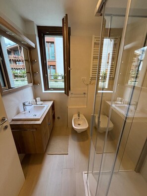 Dusche, Haartrockner, Bidet, Handtücher