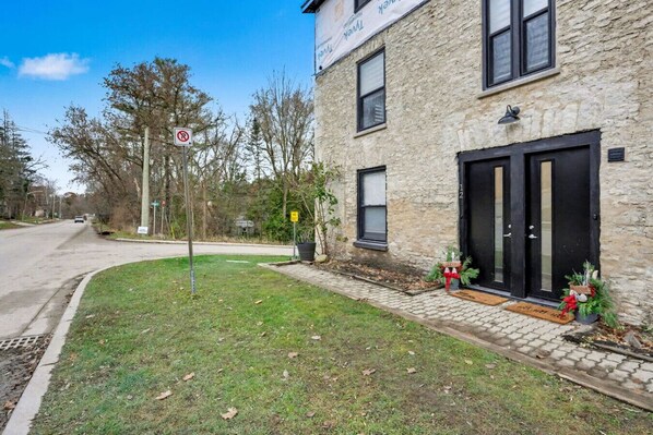 المنطقة المحيطة بالمنشأة