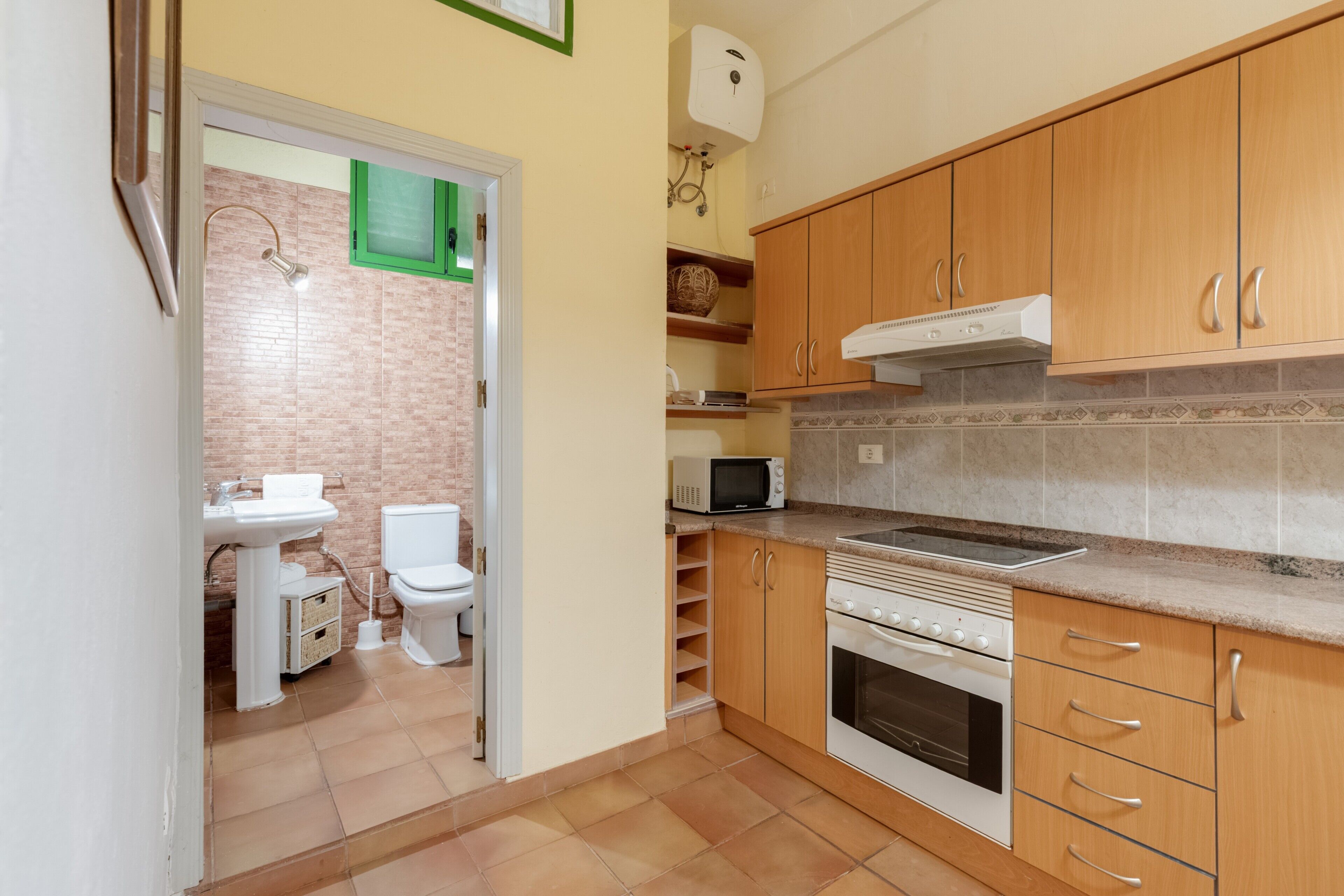 Jääkaappi, mikroaaltouuni, uuni, liesi