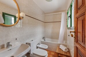 Shower, hair dryer, towels - Holiday Apartment 'Gáldar' with Shared Terrace, Garden & Wi-Fi (Tejeda)