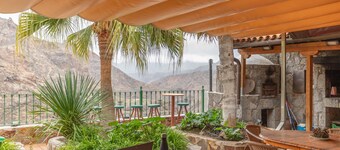 Holiday Apartment 'Gáldar' with Shared Terrace, Garden & Wi-Fi