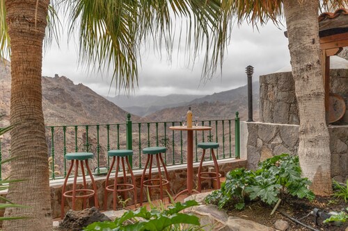 Holiday Apartment 'Gáldar' with Shared Terrace, Garden & Wi-Fi