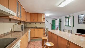 Køleskab, mikrobølgeovn, ovn, kogeplade