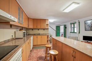 Køleskab, mikrobølgeovn, ovn, kogeplade