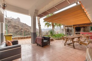 Outdoor dining - Holiday Apartment 'Pico' with Shared Terrace, Garden, and Wi-Fi (Tejeda)
