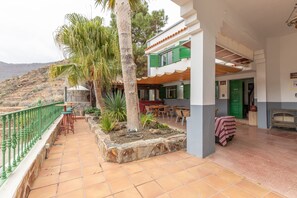 Outdoor dining - Holiday Apartment 'Pico' with Shared Terrace, Garden, and Wi-Fi (Tejeda)