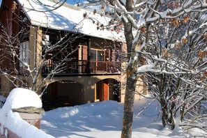 A two-story building with a balcony, snow-covered trees, and a clear sky. - Bed and Breakfast 'Chambres D'hôtes La Givrine Clarée' with Mountain View, Private Terrace and Wi-Fi (Val des Prés)