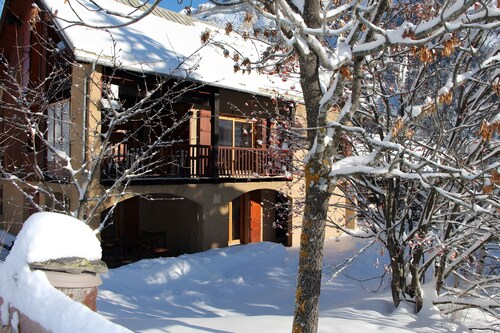 Bed and Breakfast 'Chambres D'hôtes La Givrine Clarée' with Mountain View, Private Terrace and Wi-Fi