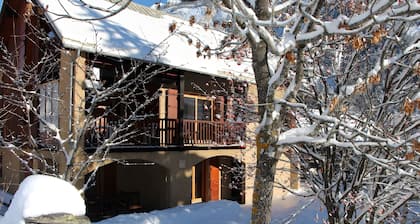 Bed and Breakfast 'Chambres D'hôtes La Givrine Clarée' with Mountain View, Private Terrace and Wi-Fi