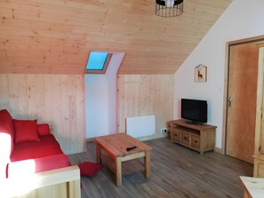 TV - Bed and Breakfast 'Chambres D'hôtes La Givrine Clarée' with Mountain View, Private Terrace and Wi-Fi (Val des Prés)