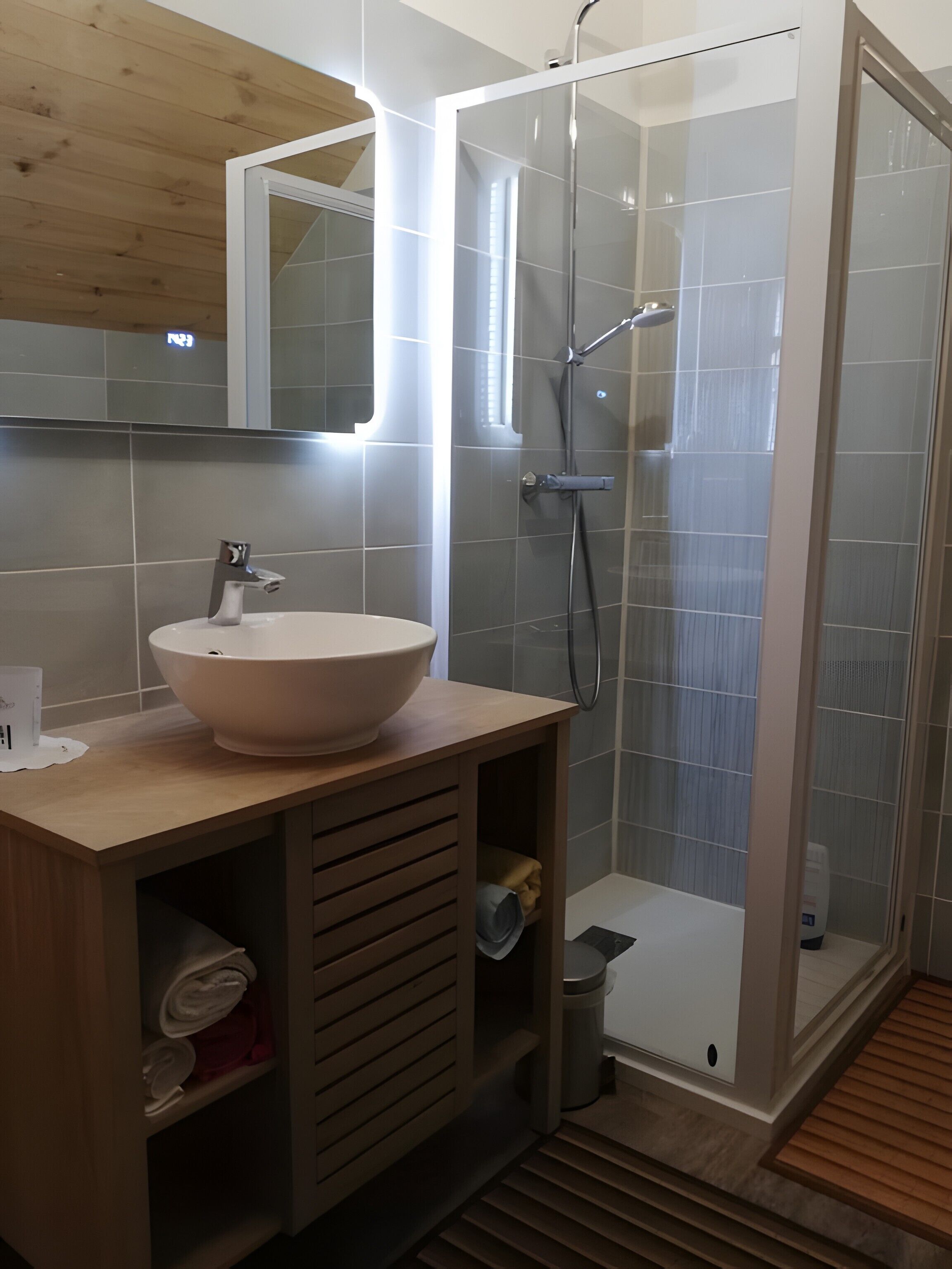 Douche, sèche-cheveux, serviettes fournies