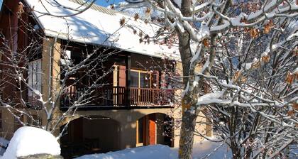 Bed and Breakfast 'Chambres D'hÎtes La Givrine Clarée' with Mountain View, Private Terrace and Wi-Fi