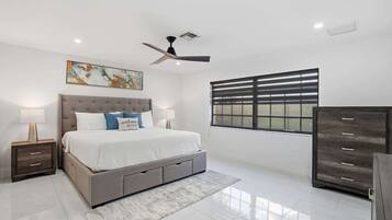 Skrivebord, strykejern/-brett, wi-fi og sengetøy