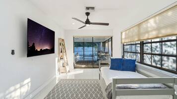 Skrivebord, strykejern/-brett, wi-fi og sengetøy