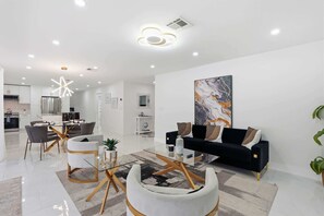 TV, offices - Remodeled, Close to Beach, With Heated Pool (Naples)