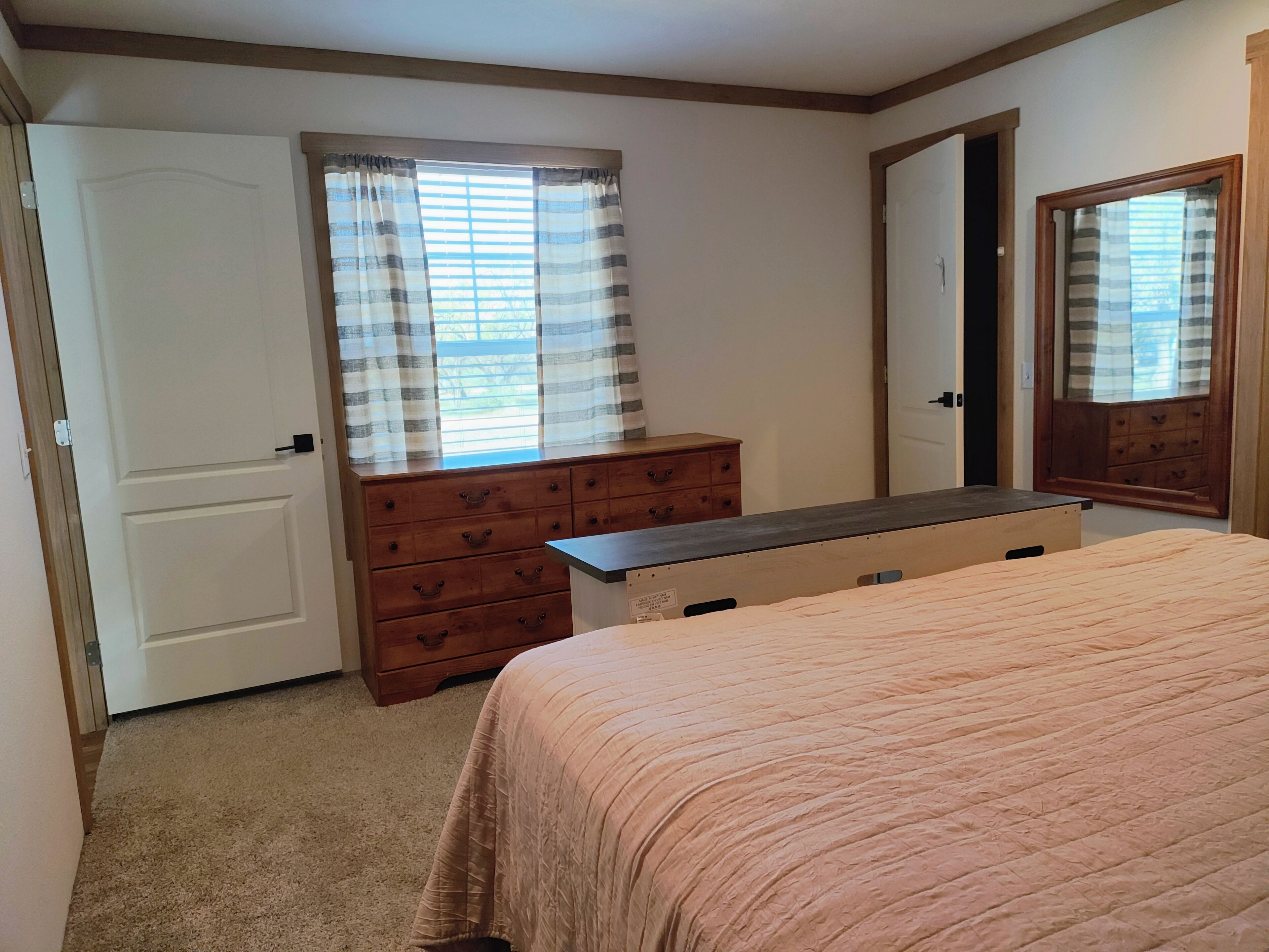 Iron/ironing board, internet, bed sheets