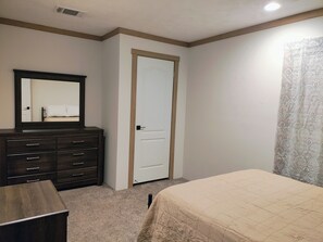 3 bedrooms, iron/ironing board, internet, bed sheets