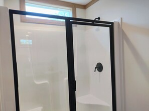 Shower, towels, soap, toilet paper - Cardinal House (Merkel)