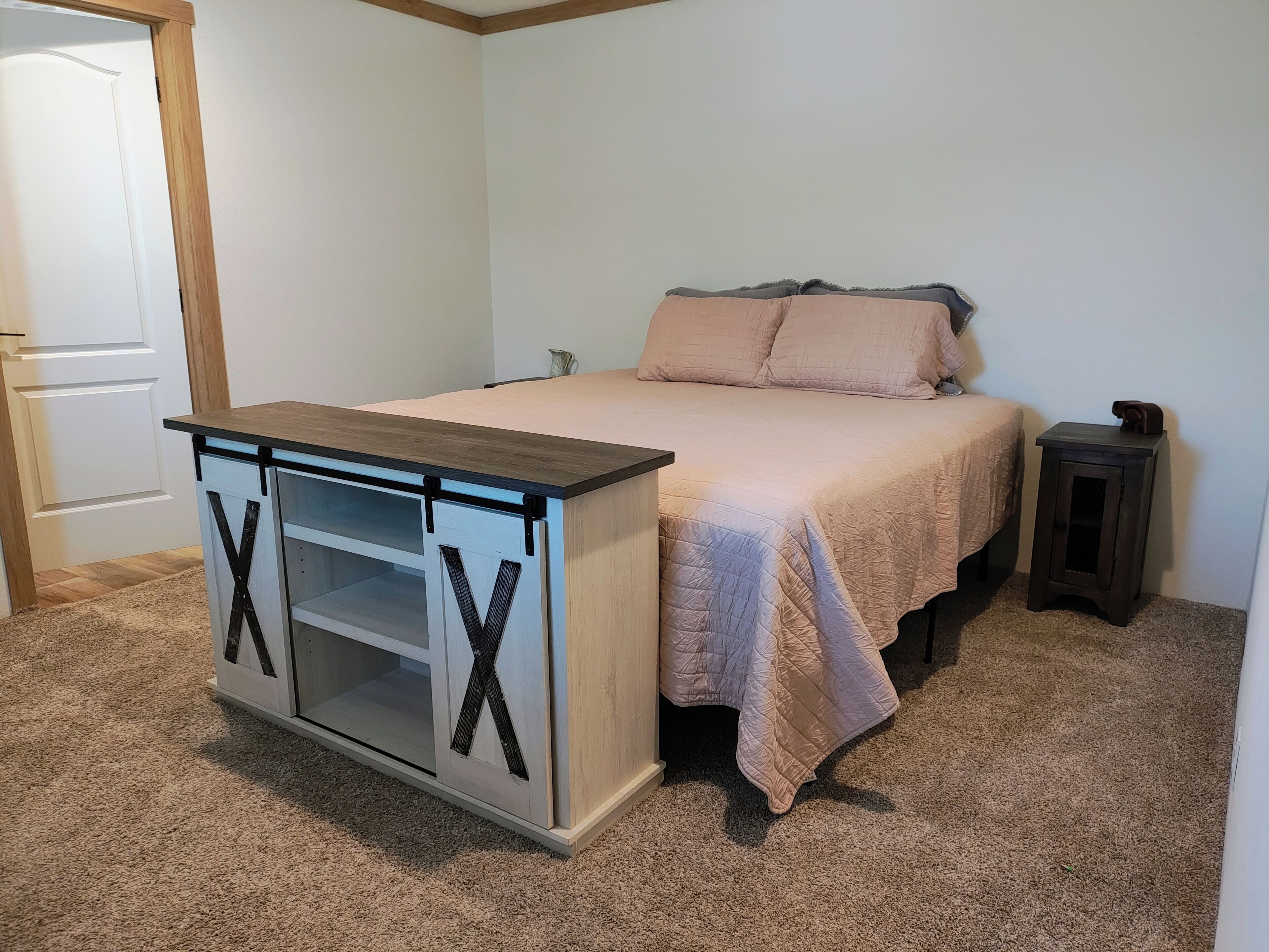 Iron/ironing board, internet, bed sheets