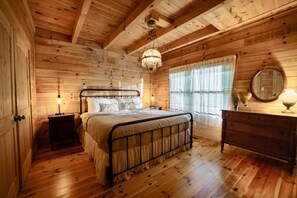 Desk, iron/ironing board, WiFi, bed sheets - FamilyRetreat:Sauna·KingBeds·Backyard·RemoteWork (Ellijay)