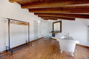 Douche, sèche-cheveux, serviettes fournies