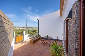 Outdoor dining - Villa Fun Ride Surf School with Shared Pool and Shared Garden (Sagres)