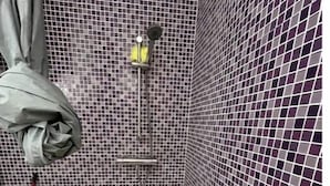 Ein kleines Badezimmer mit Dusche, Toilette und Waschbecken.
