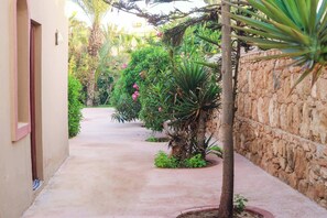 Property grounds - 4 bedroom Villa, Pool, Sea Views, 9 person (Mirleft)