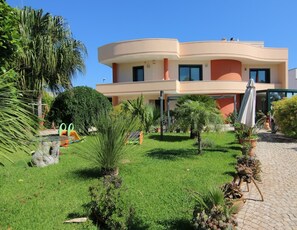 Children’s area - Bed and Breakfast 'Paradise - Sole' with Private Garden, Wi-Fi and Air Conditioning (Melendugno)