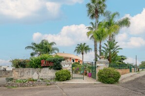 Property grounds - Bed and Breakfast 'Paradise - Sole' with Private Garden, Wi-Fi and Air Conditioning (Melendugno)