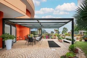 Outdoor dining - Bed and Breakfast 'Paradise - Sole' with Private Garden, Wi-Fi and Air Conditioning (Melendugno)