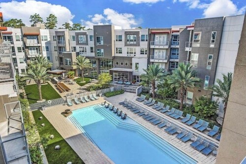 Stylish 2BR Apartment Near Dining, Shopping, and All Major Attractions