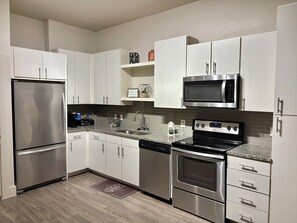 Private kitchen - Stylish 2BR Apartment Near Dining, Shopping, and All Major Attractions (Spring)