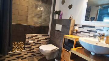 Towels, soap, shampoo, toilet paper