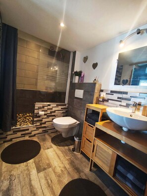 Towels, soap, shampoo, toilet paper - Furnished Studio (Les Pennes-Mirabeau)