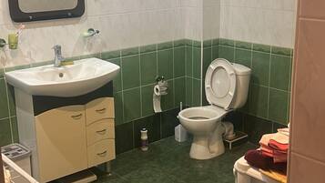 Ducha y bañera combinadas y artículos de higiene personal gratuitos