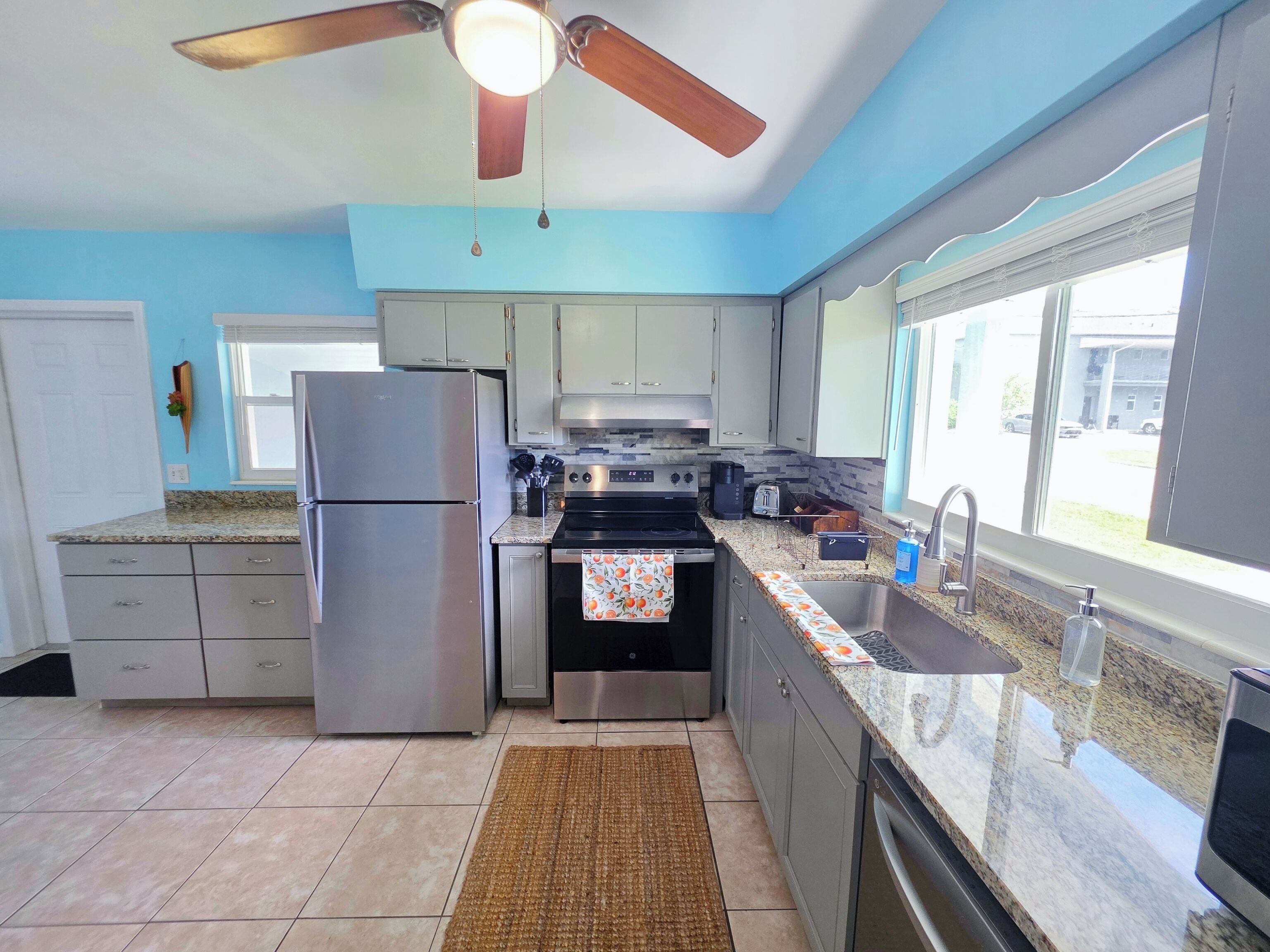 Mikrowelle, Ofen, Herdplatte, Geschirrspüler