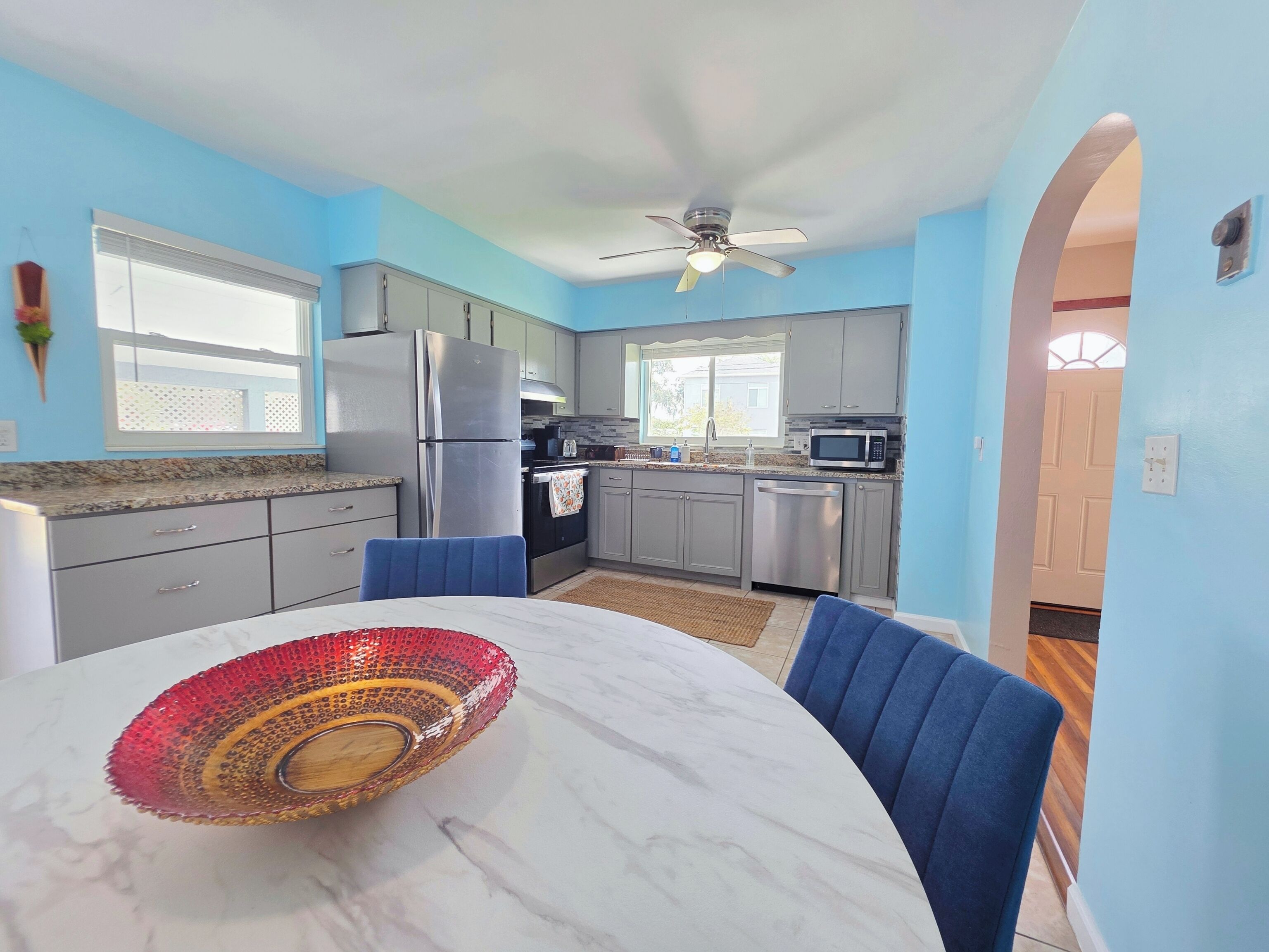 Mikroaaltouuni, uuni, liesi, astianpesukone