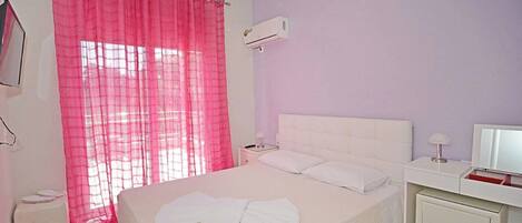 Free WiFi, bed sheets