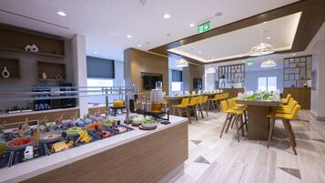 Bữa sáng buffet hàng ngày với phụ phí nhỏ