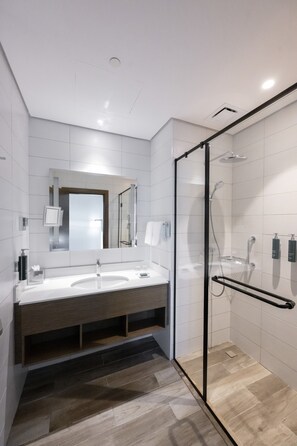 Shower, rainfall showerhead, hair dryer, slippers - Hilton Garden Inn Al Khobar King Fahd Causeway (Al Khobar)