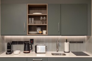 Kühlschrank, Mikrowelle, Ofen, Herdplatte