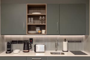 Refrigerador, microondas, horno, placa de cocina