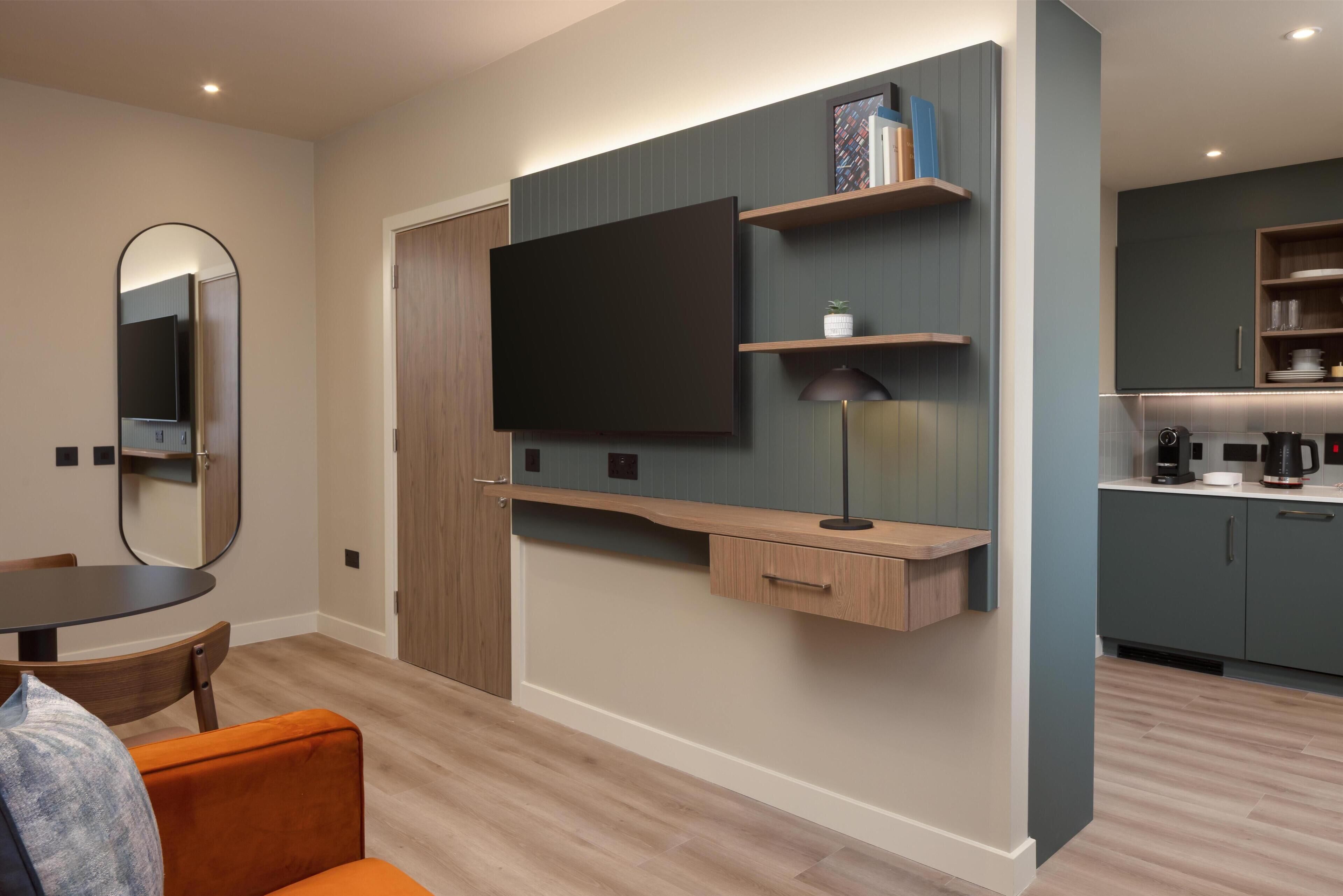 Suite, 1 Bedroom, Accessible (Super) | Living area