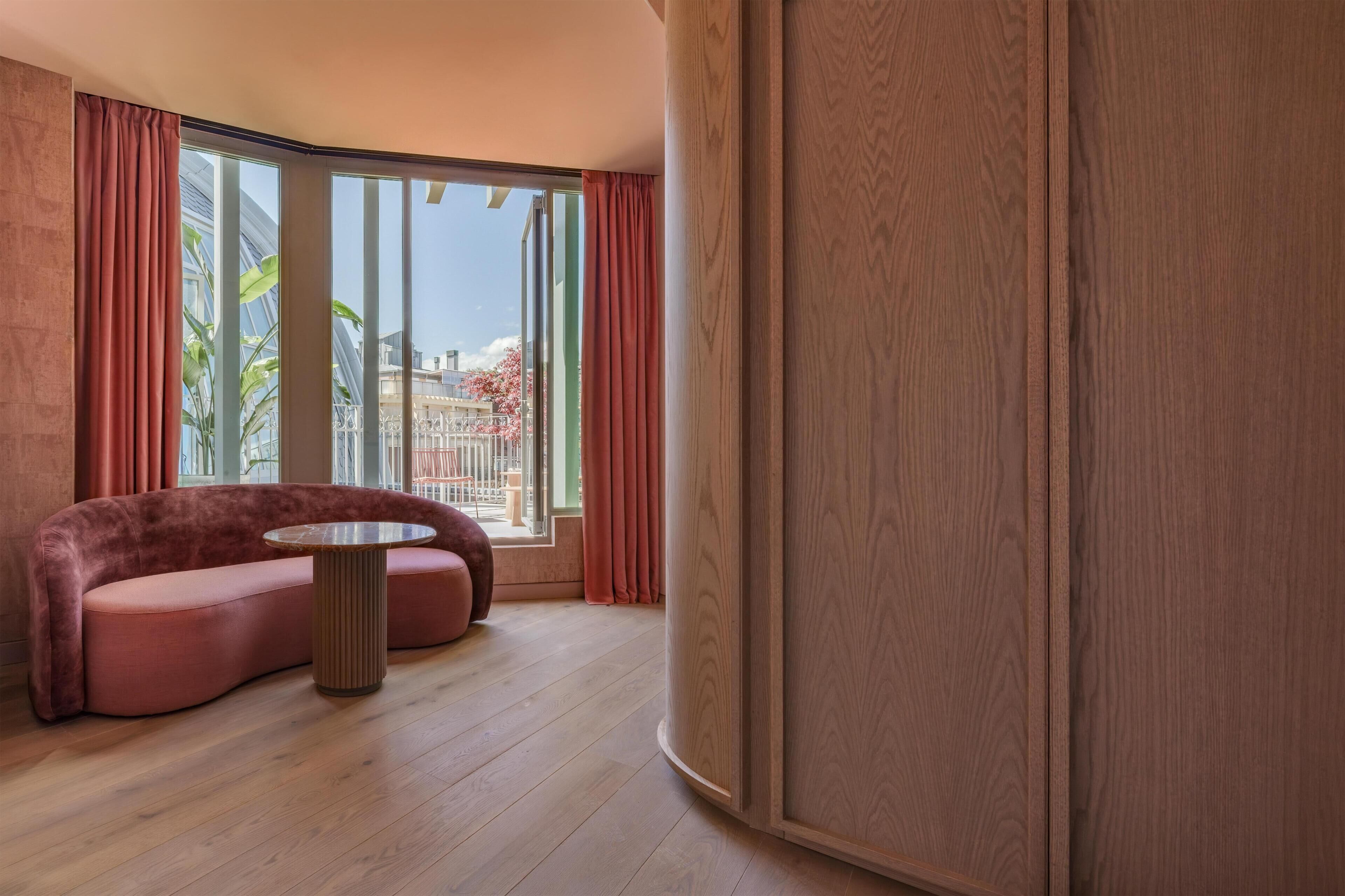Suite, 1 kingsize-seng, terrasse (Front Box) | Oppholdsområde | En 55-tommers LED-TV med kabel-kanaler