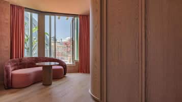 Suite - 1 kingsize-seng - terrasse (Front Box) | Opholdsområde | 55-tommers LED-tv med kabelkanaler