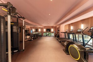 A gym with treadmills, stationary bikes, and weight machines. - Hotel Palacio Bellas Artes San Sebastián, Curio Collection by Hilton (San Sebastián)