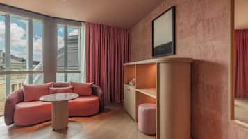 Un intérieur moderne avec un canapé, une petite table ronde et une haute colonne.