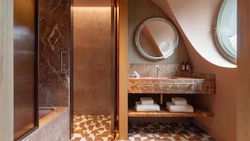 Quarto grand, 2 camas de casal (Stalls) | Banheiro | Secador de cabelo, roupões de banho, chinelos, toalhas de banho