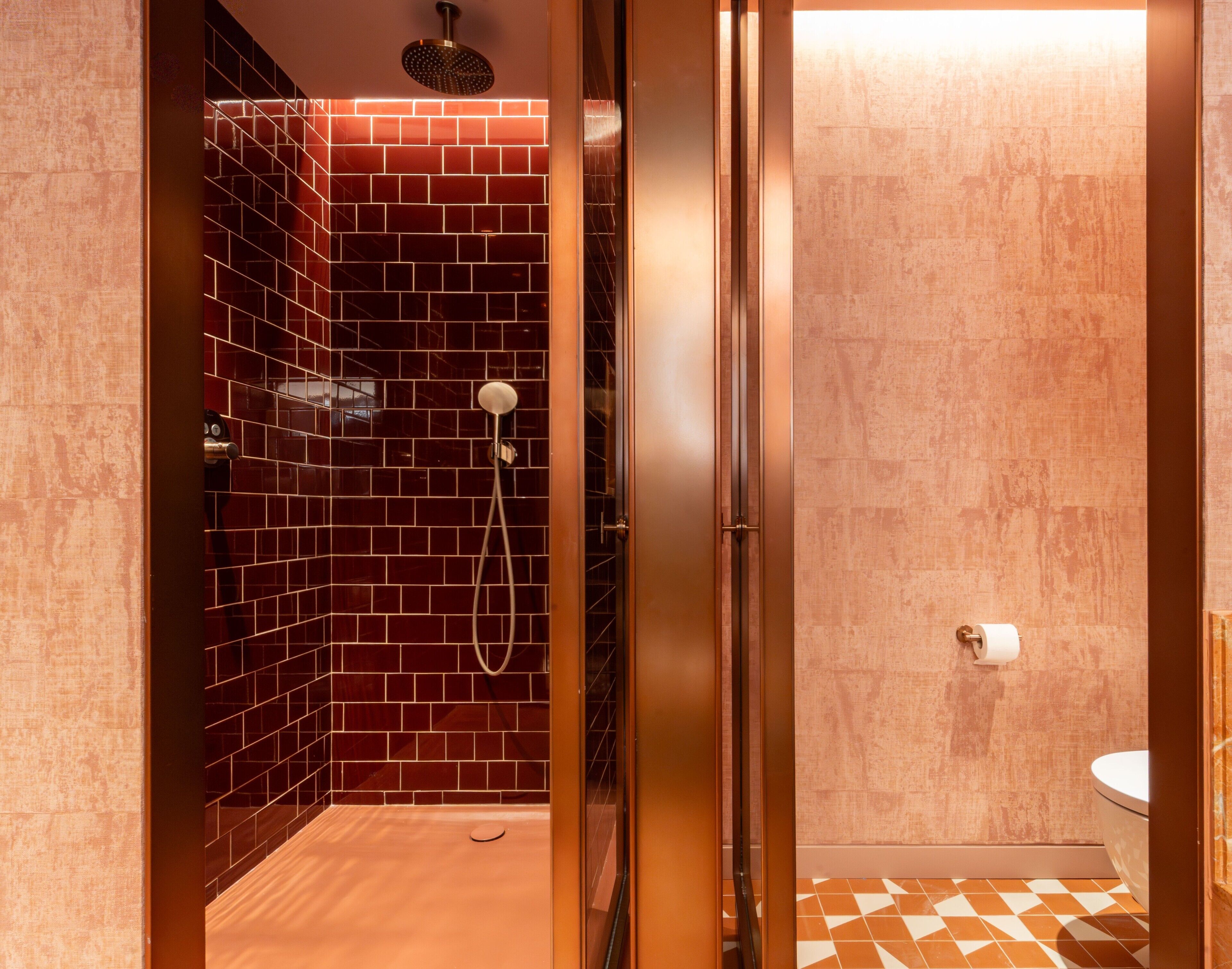 Een badkamer met een douche, toilet en wastafel.